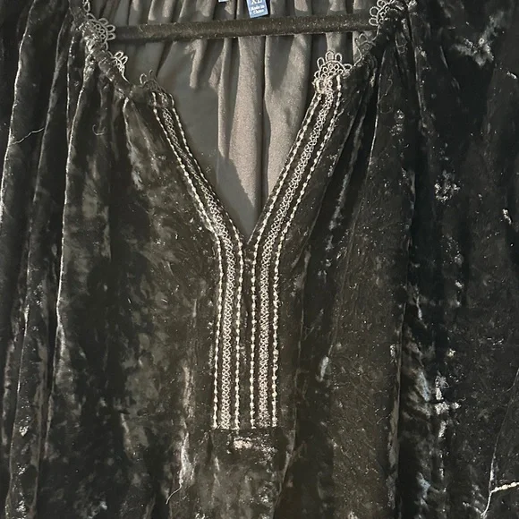 Elegant Black Crushed Velvet Women's Top - Picture 3 of 6
